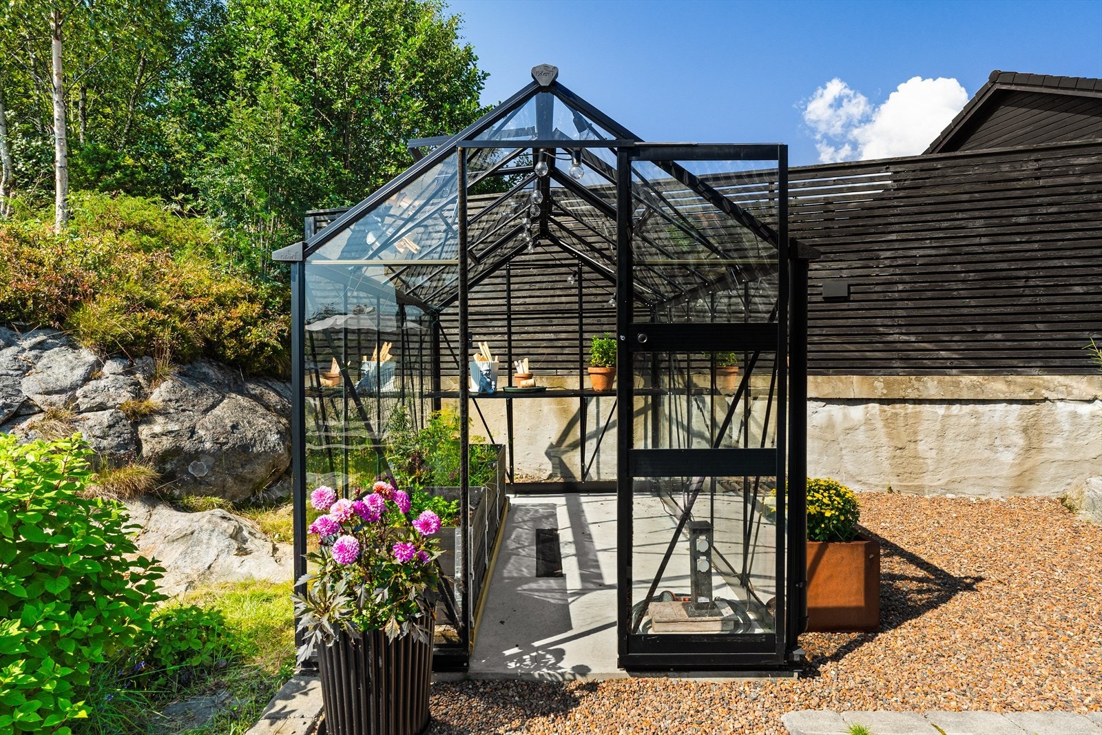 Drivhus gjør det enklere å dyrke egne vekster og er perfekt for alle med grønne fingre. Galleribilde