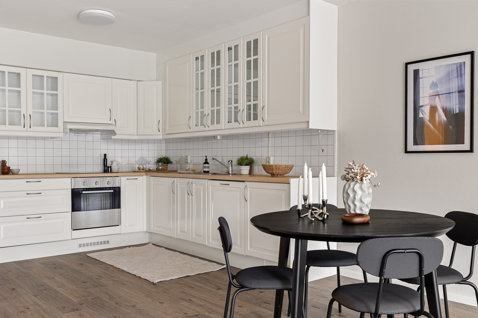 Kjøkkenet har innredning med profilerte fronter hvorav seks overskap har glassfronter. Galleribilde