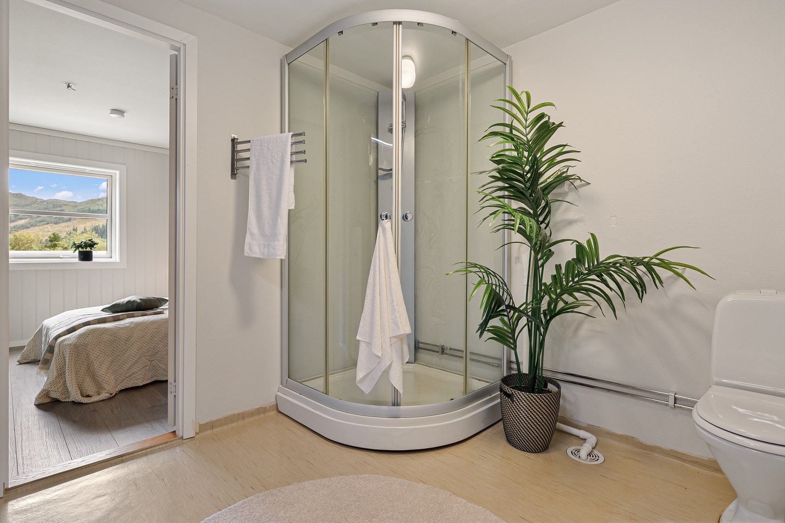 Badet rommer hele 7,4 m² og har opplegg for vaskemaskin Galleribilde