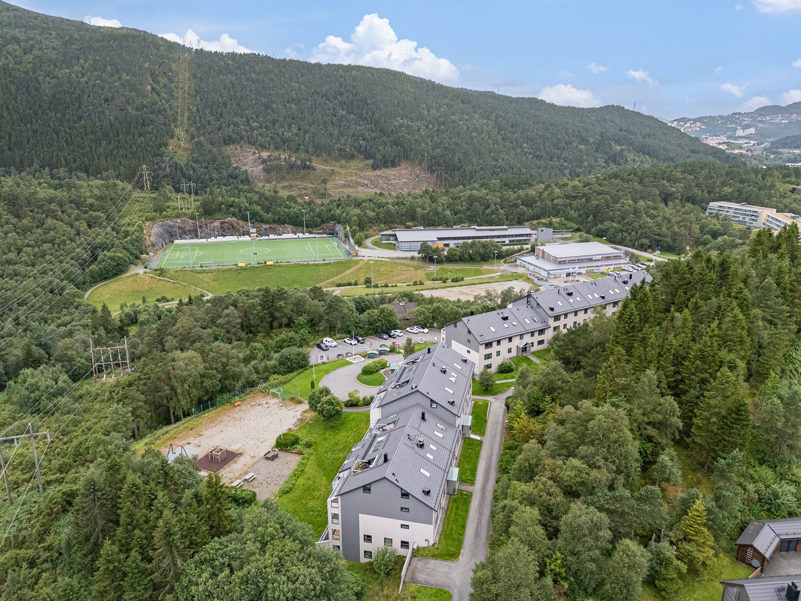 Flerbrukshall, fotballbane, basketbane, fresbeegolf og trampolinepark like ved Galleribilde