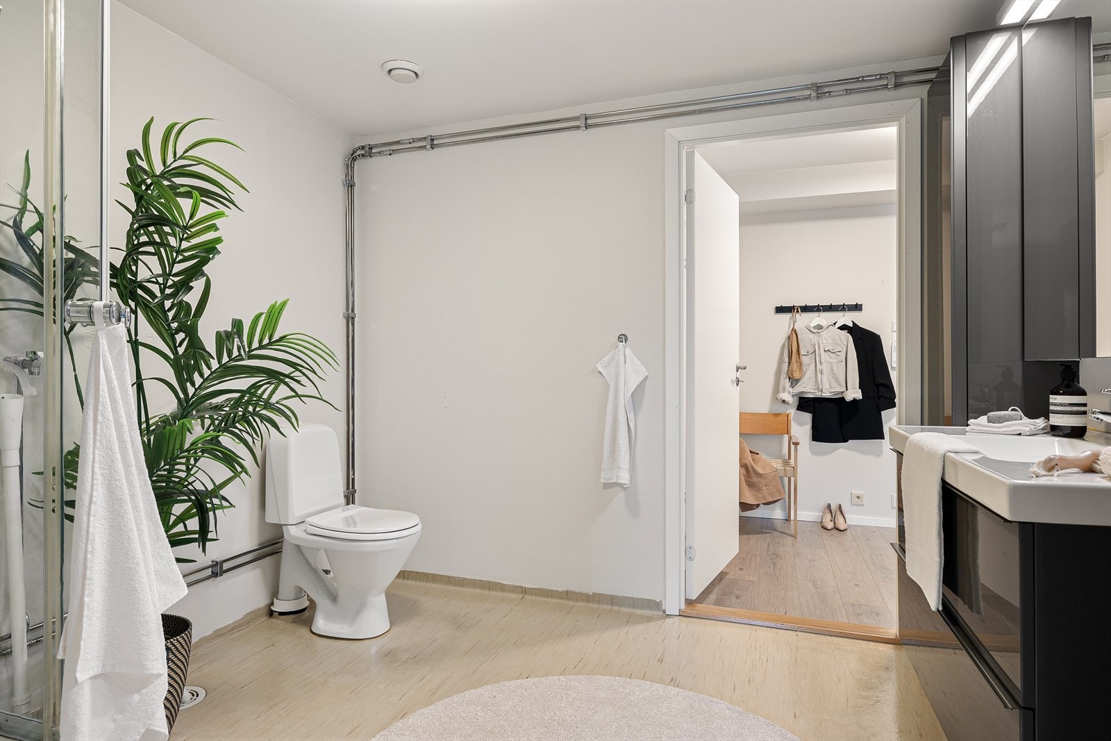 Badet har enkel standard med belegg på gulv og våtromsstrie på vegger. Dusjkabinett og servantmøbel er skiftet/påkostet men det er uvisst når Galleribilde