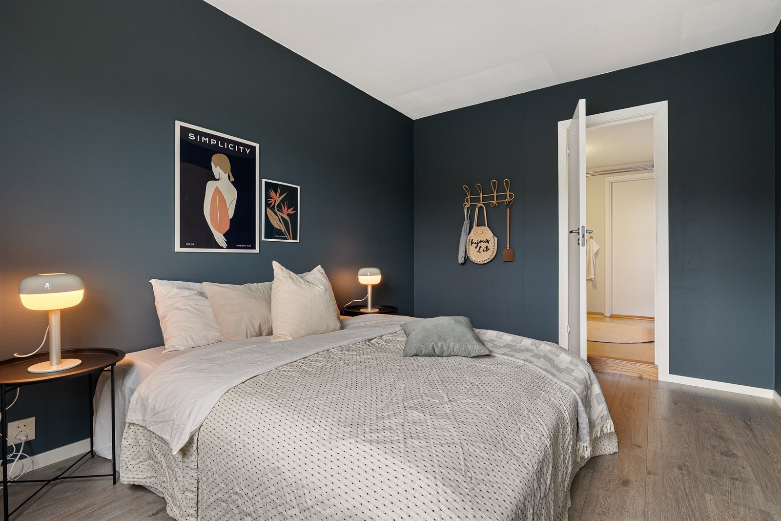 Adkomst til bad via soverom (og entré) Galleribilde