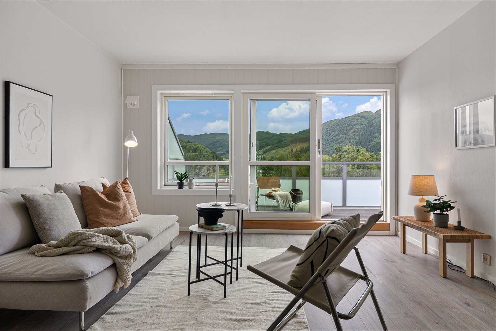 Store vindusflater med fin utsikt som bakgrunn Galleribilde