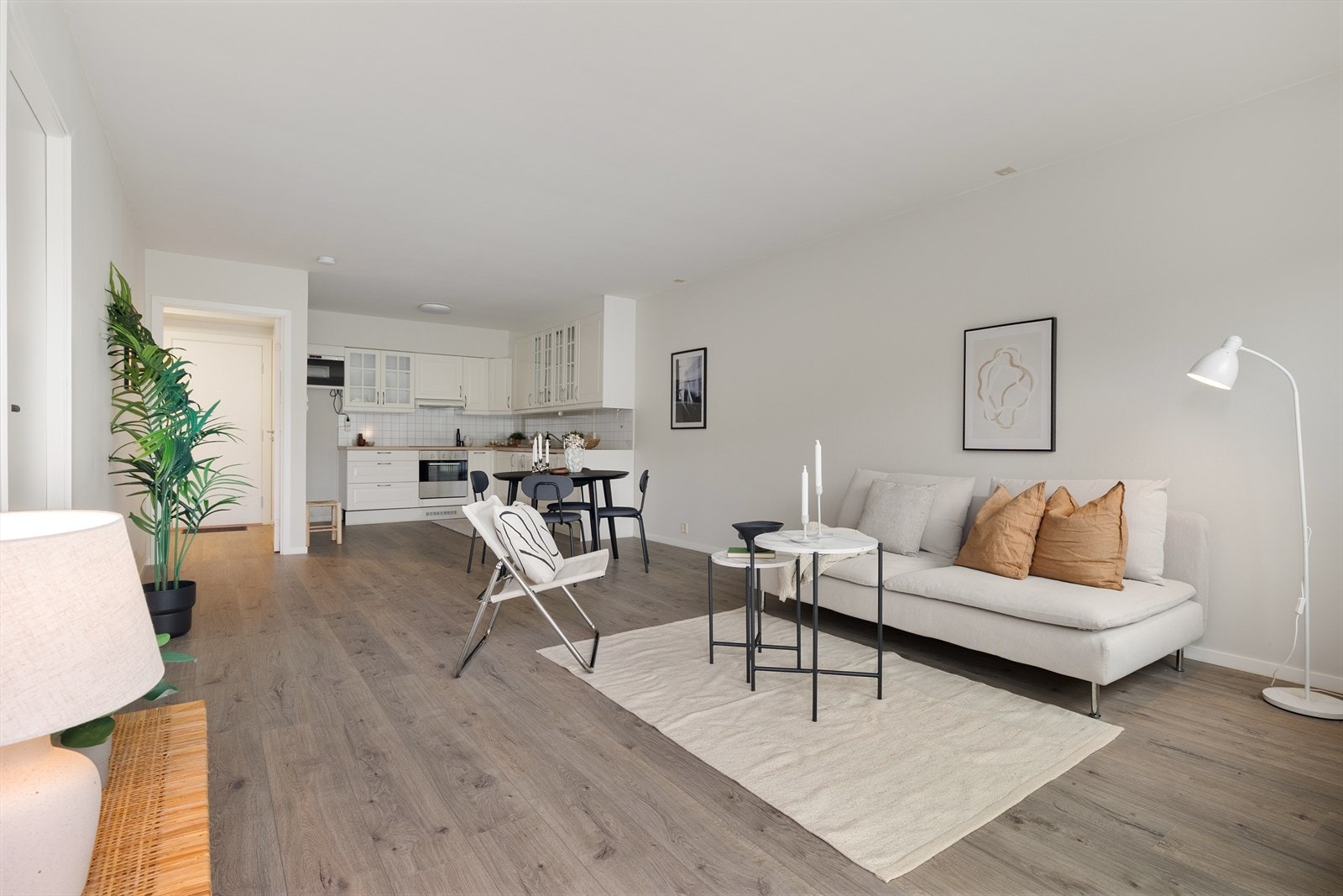 God plass til spisebord og sofahjørne Galleribilde