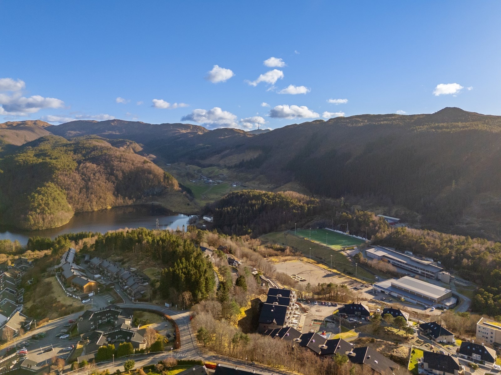 Kort vei til flere fine og varierte aktivitetsmuligheter - med turmuligheter langs Kråvatnet og innover Hjortland samt Breimyra som nærmeste nabo Galleribilde