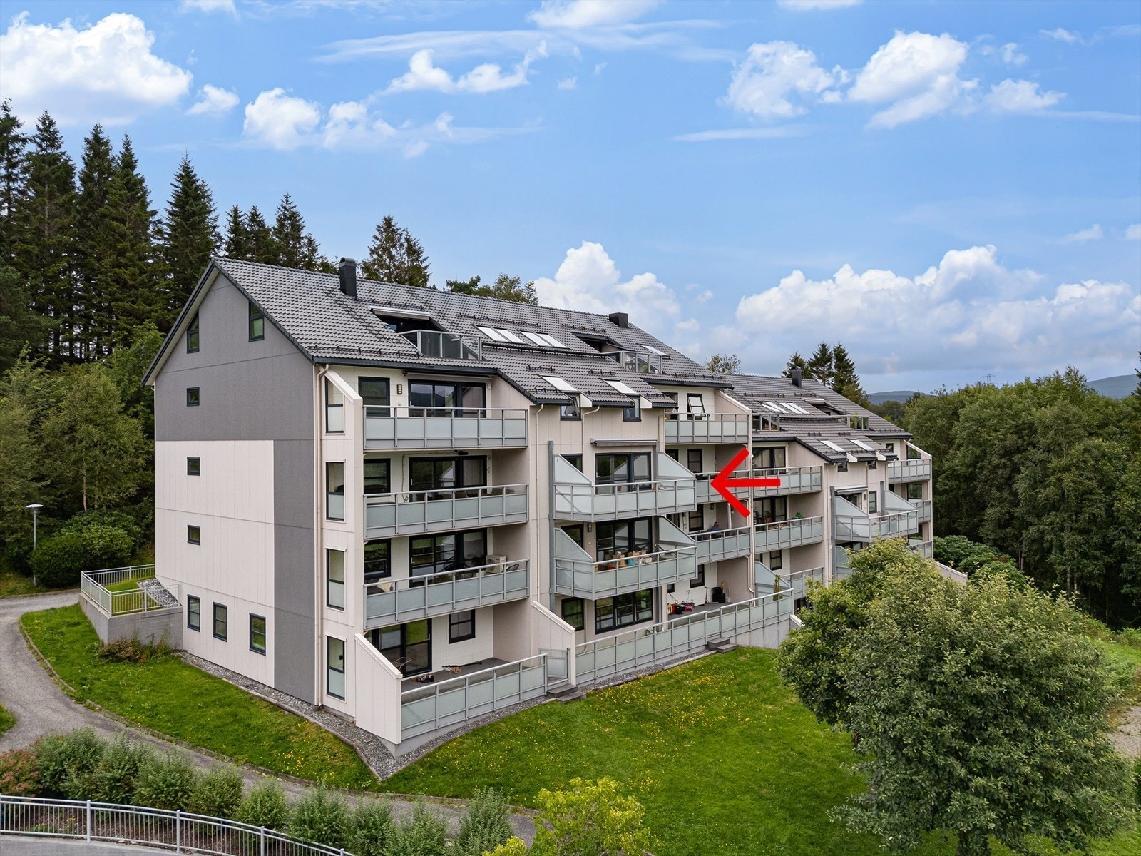 Leiligheten ligger i byggets 2. etasje (en trapp) med enkel adkomst og med flott utsikt fra usjenert balkong Galleribilde