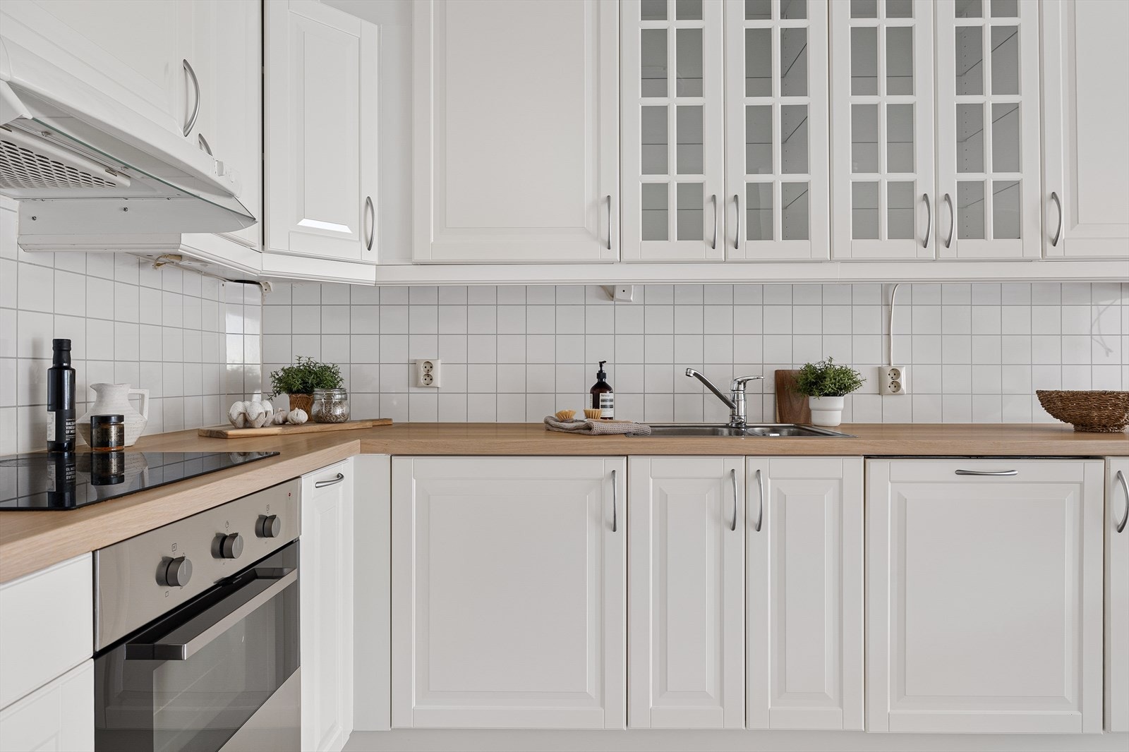 Kitchenboards mellom benkeplate og overskap. Galleribilde