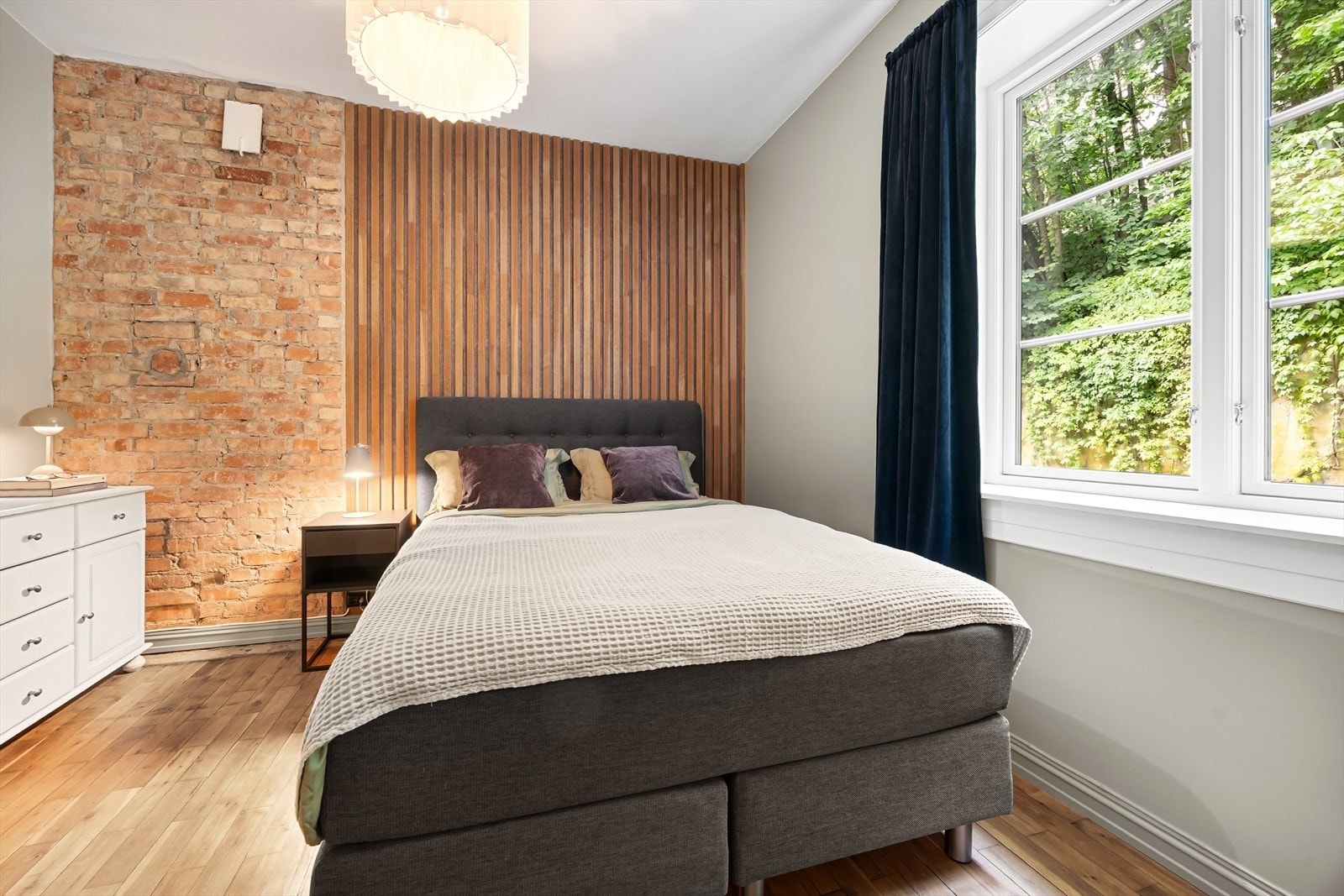 Flott spilevegg, og teglsteinsdetaljer Galleribilde