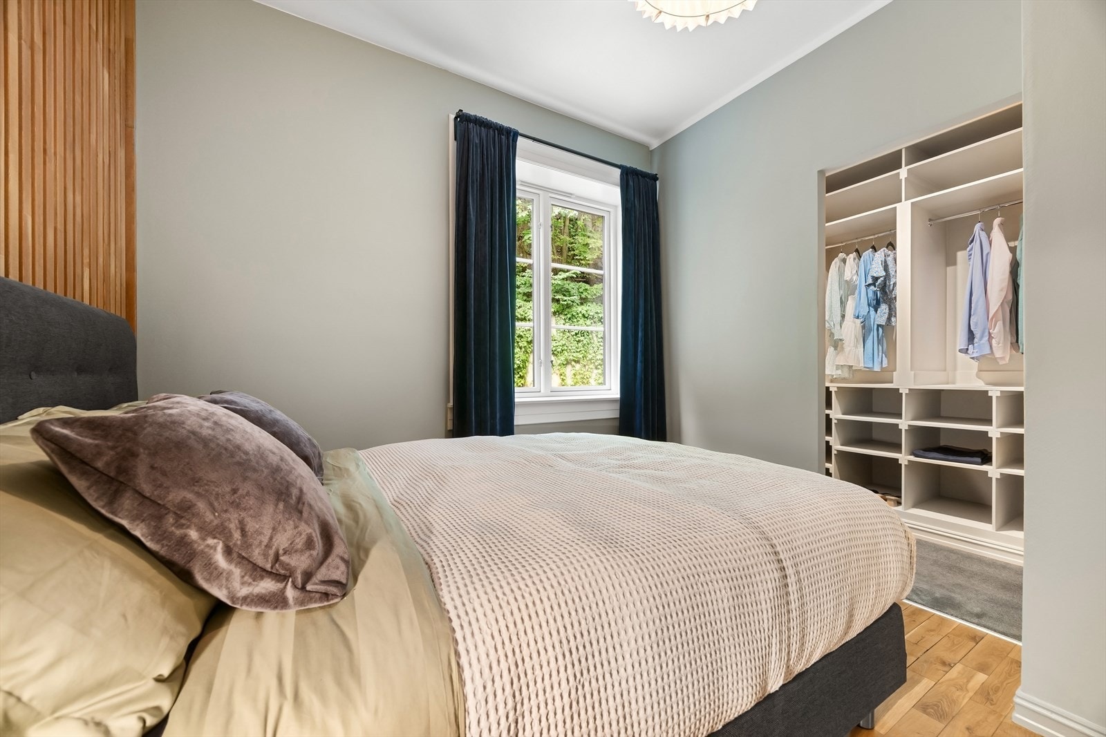 Det er walk-in-closet i tilknytning til soverommet Galleribilde