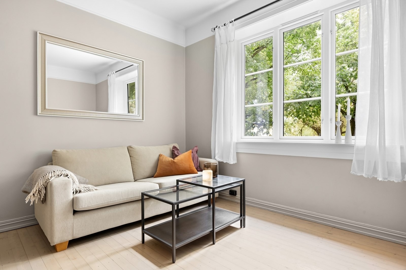 Luftig og pen stue med et stort vindu som slipper inn godt med naturlig dagslys - vinduer er fra 2023 Galleribilde