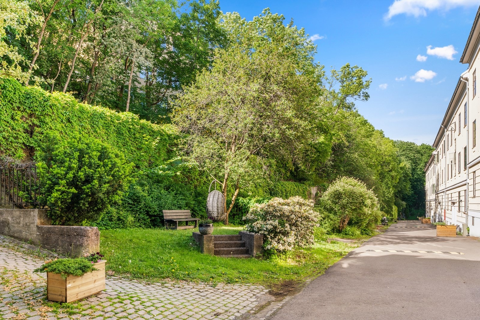 Sameiet har et hyggelig opparbeidet parkanlegg i hagen Galleribilde