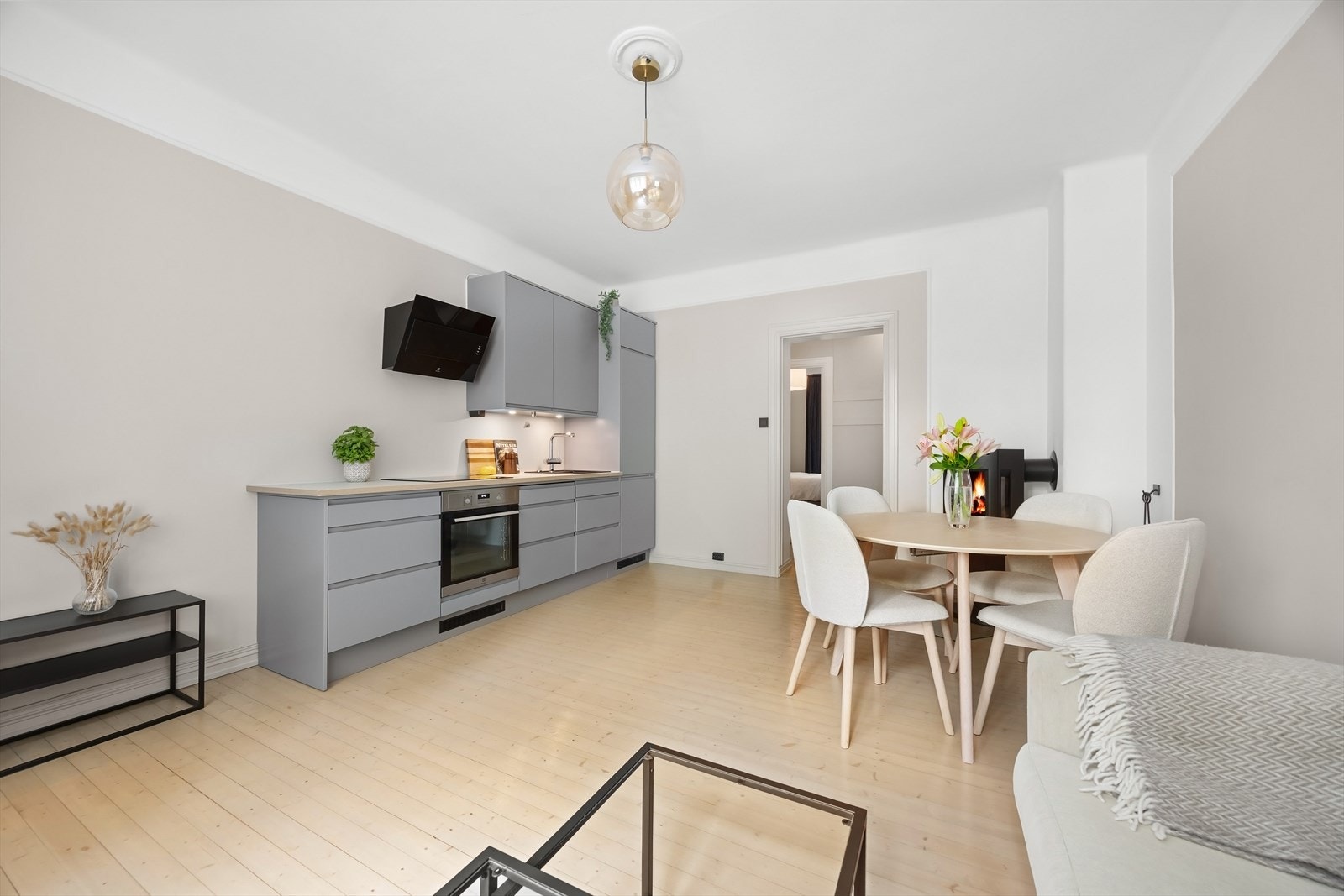 Stuen har god plass til spisebord, perfekt for sosiale sammenkomster Galleribilde