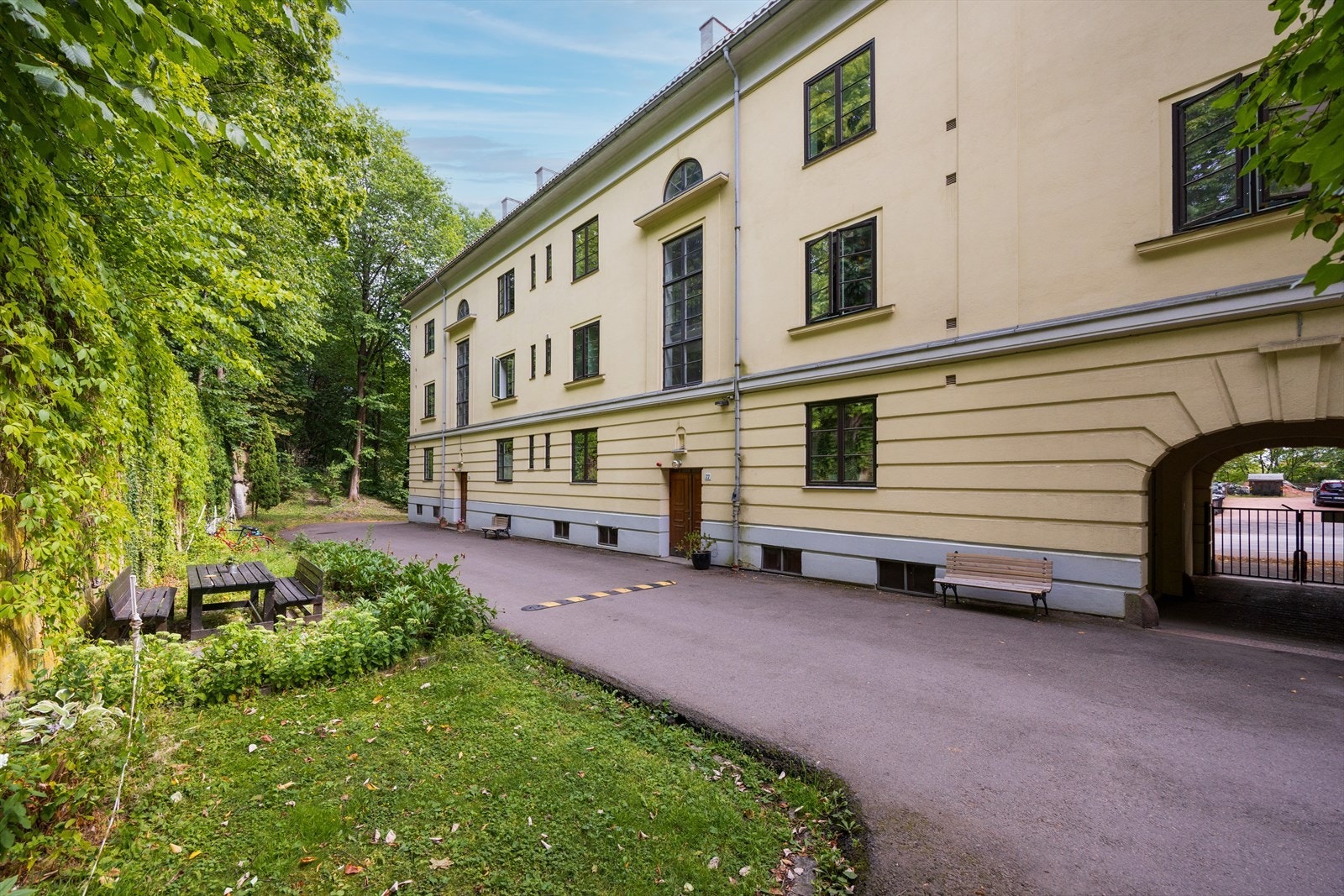 Sameiet har en frodig og rolig bakgård med flere hyggelige og tilbaketrukne sittegrupper Galleribilde