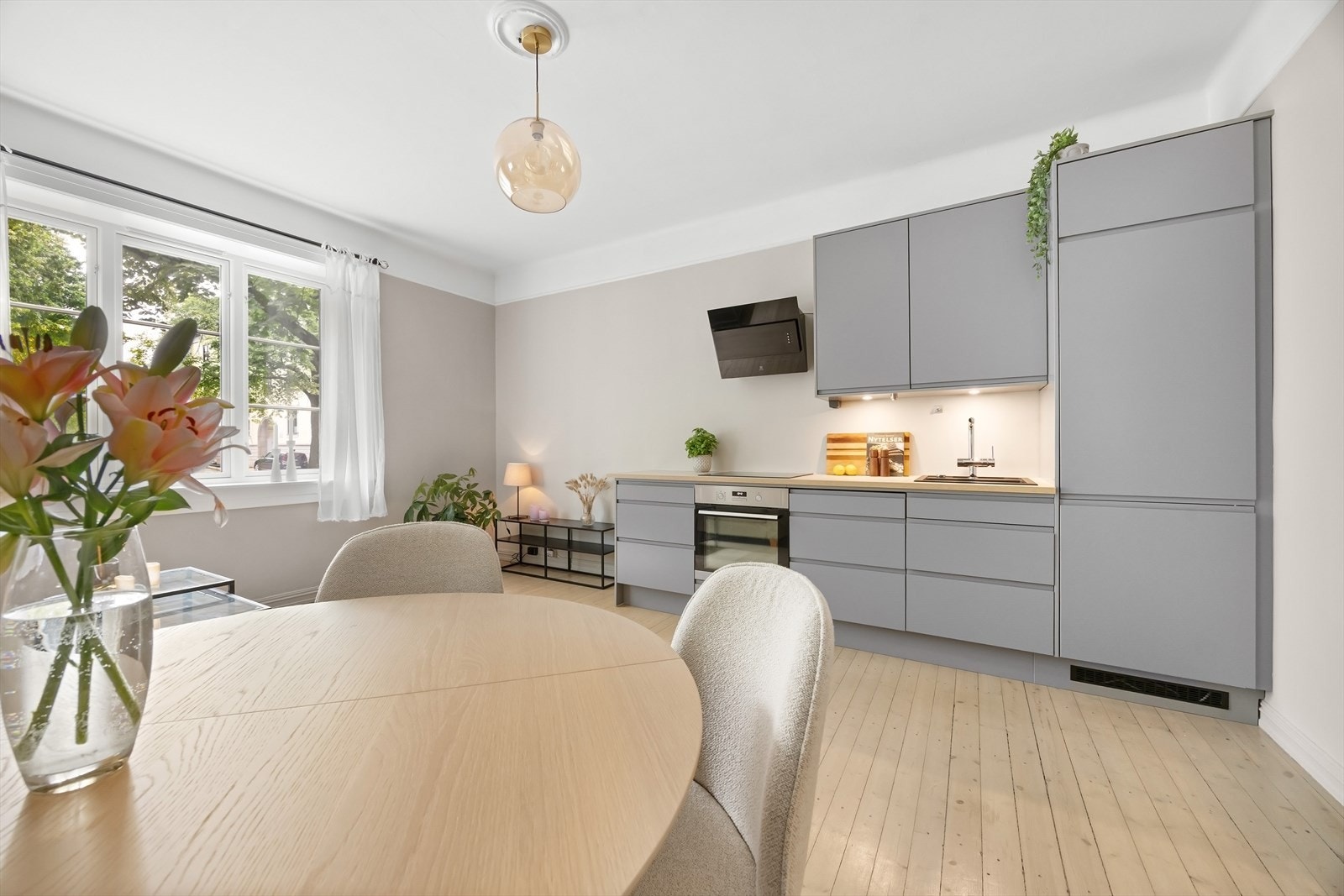 Stilren kjøkkeninnredning fra 2021 med slette fronter og rikelig oppbevaringsplass Galleribilde