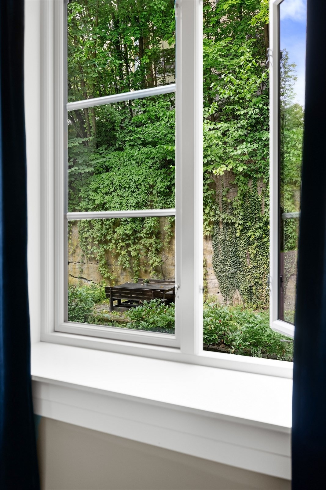 Soverommet vender ut mot rolig bakgård Galleribilde