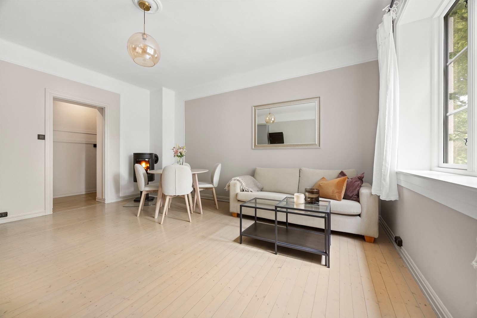 Boligen har gjennomgående heltre gulv som er slipt og lakkert i nyere tid Galleribilde