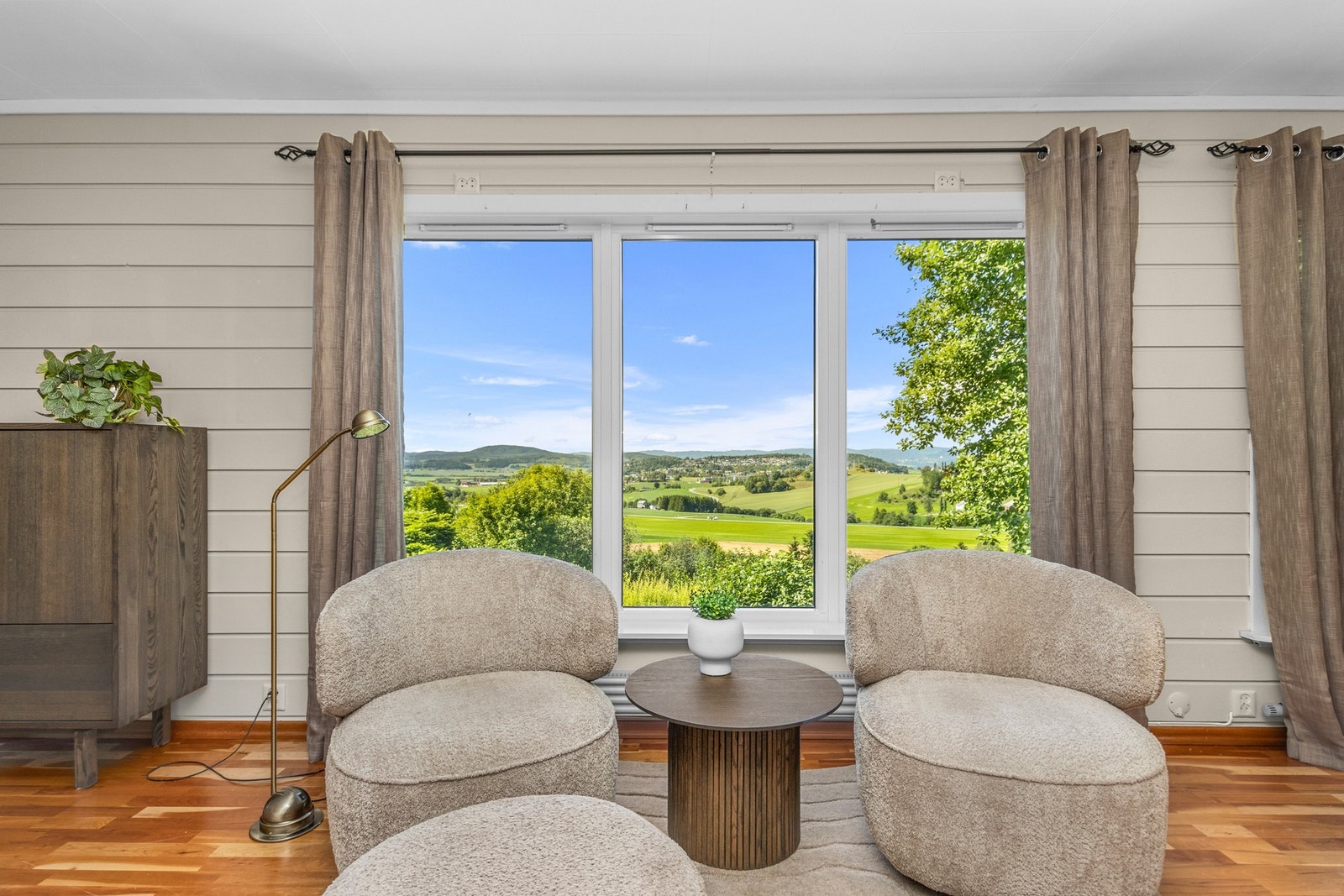 Fra eiendommen har man fantastisk utsikt utover bygda og mot Skogn sentrum. Galleribilde