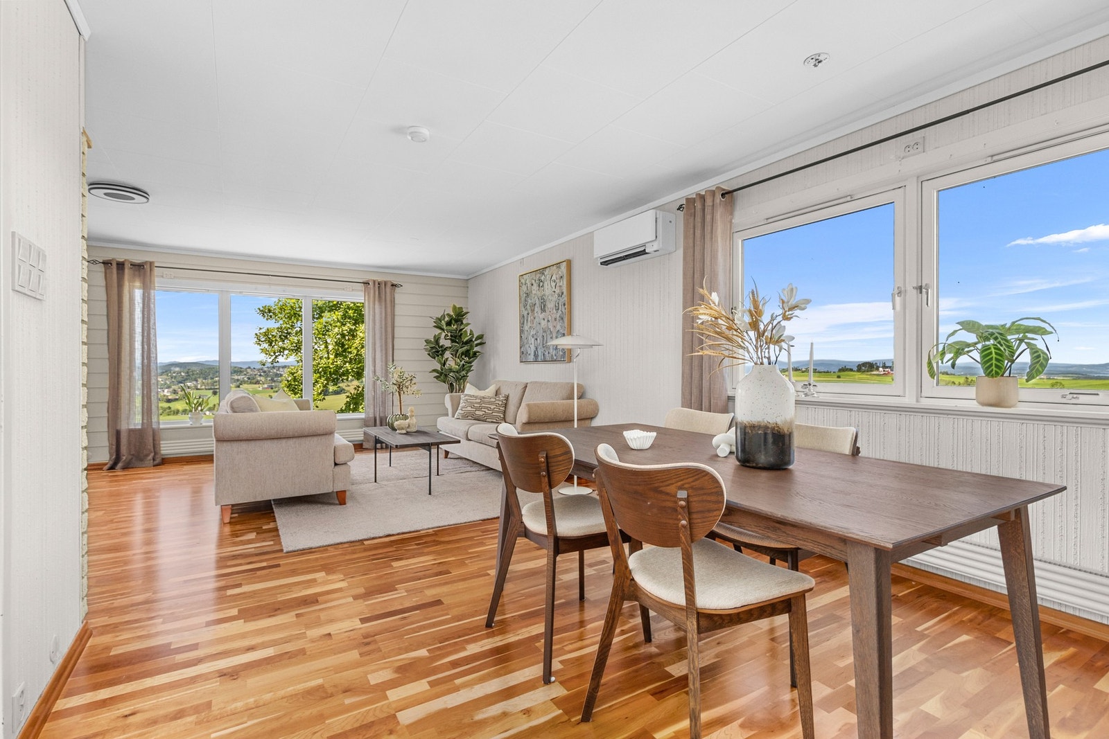 Ved kjøkkenet har man plass til spisebord. Godt med lysinnslipp fra vindusflatene. Galleribilde