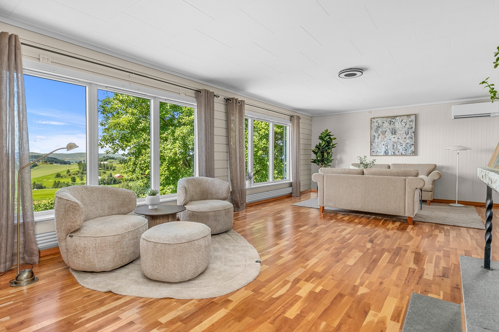 Stor, lys og luftig stue med store vindusflater. Galleribilde