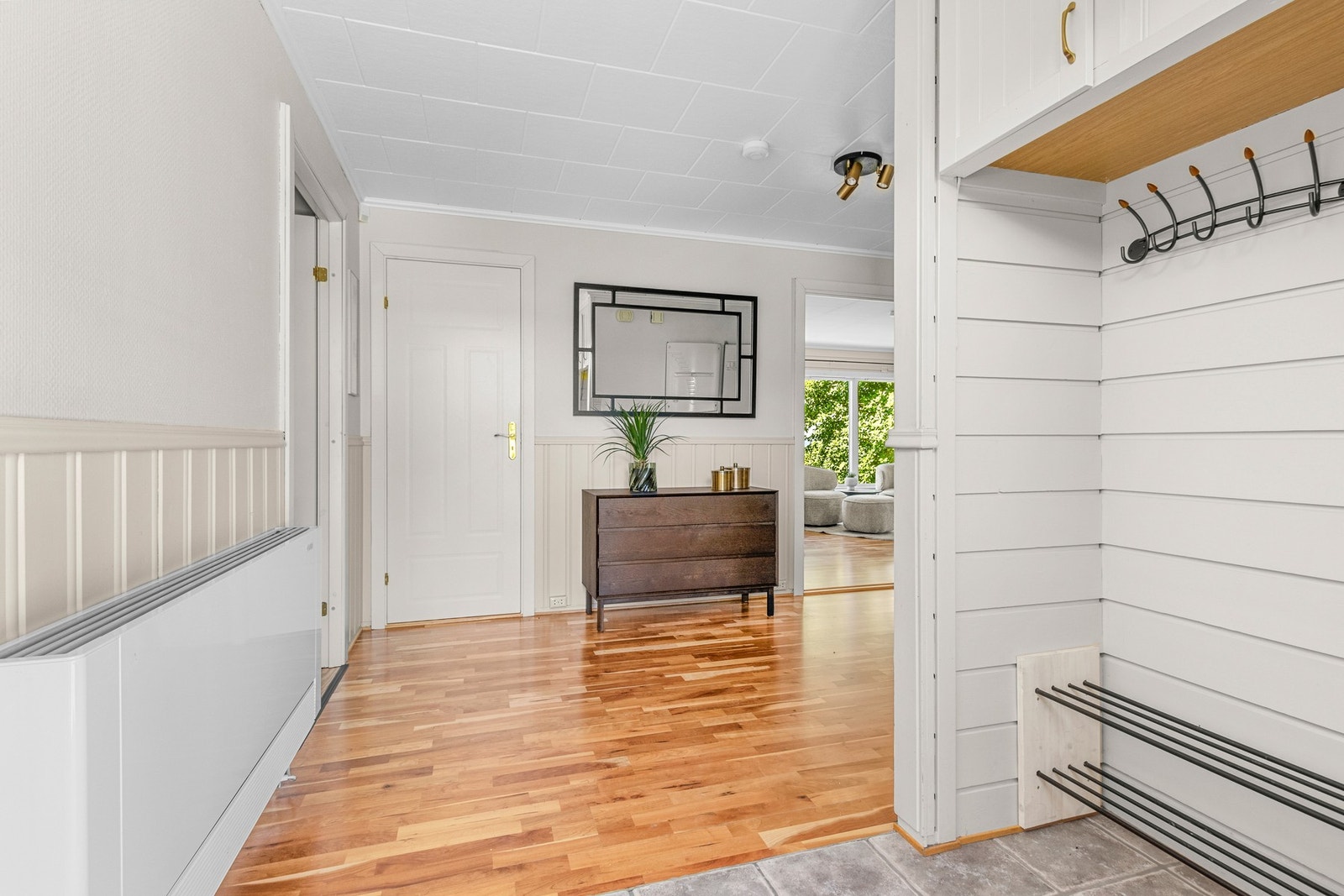 Romslig entré med god plass til oppbevaring av klær og sko. Galleribilde