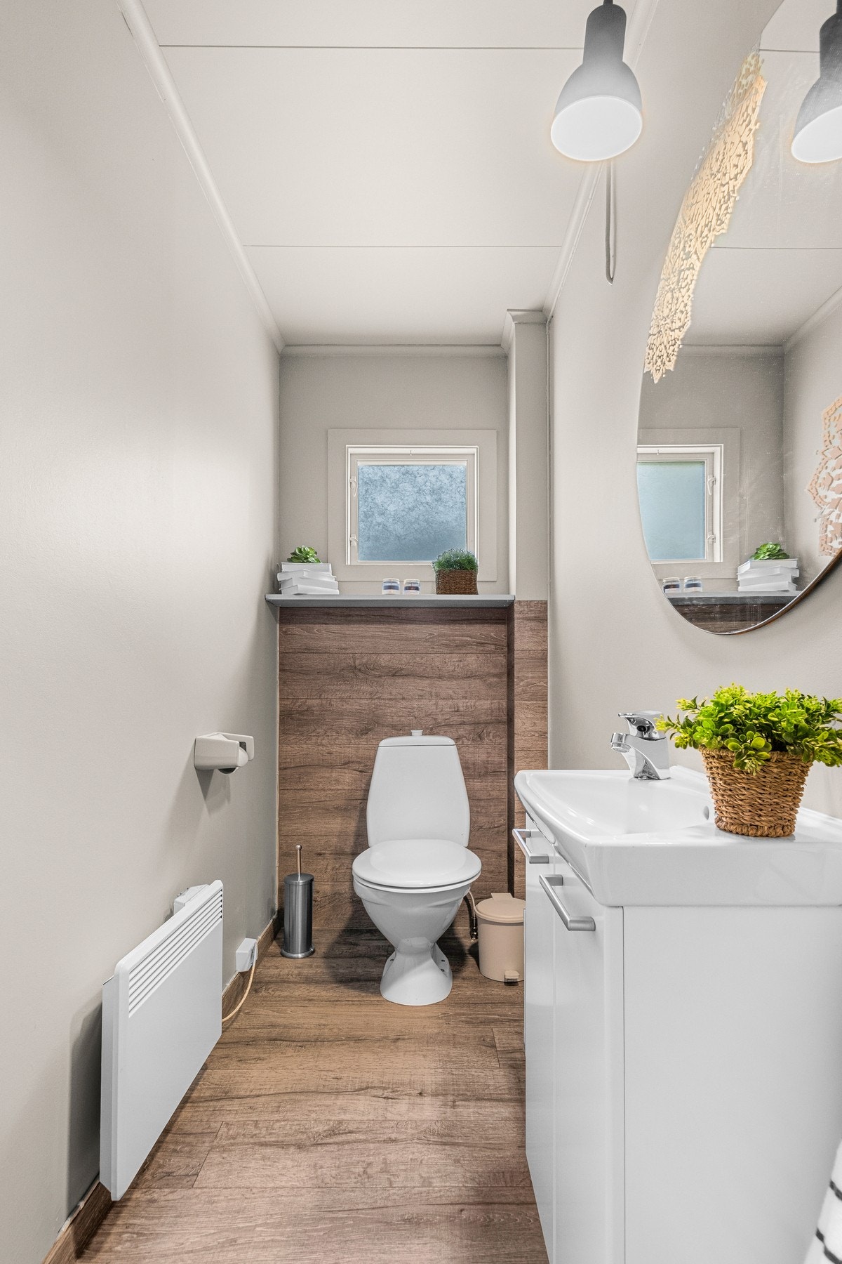 Praktisk, separat og oppusset toalettrommet i 1. etg. Galleribilde