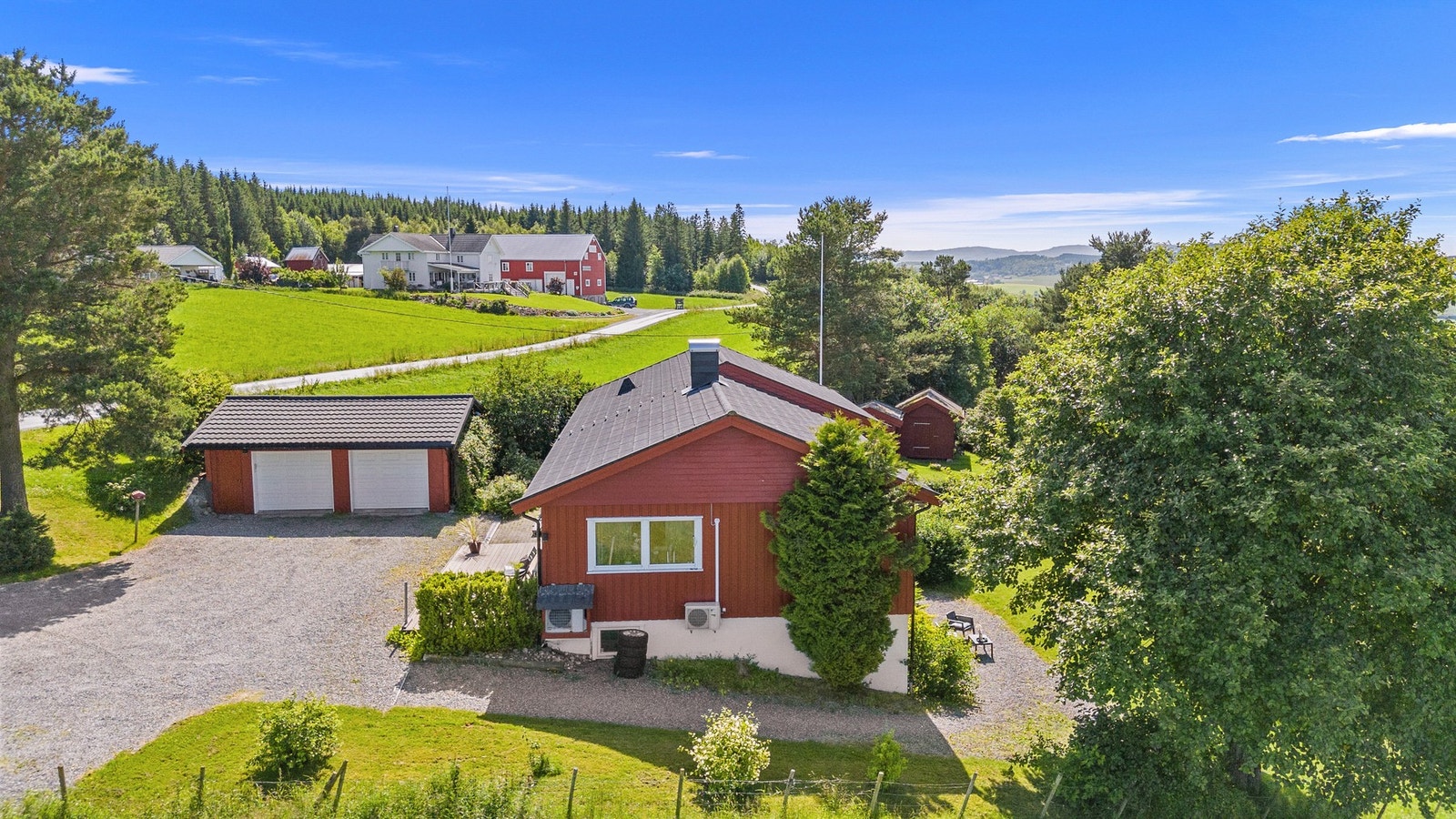 Her får du en stor, skjermet tomt på et høydedrag med fantastisk utsikt og sol fra morgen til kveld. Galleribilde