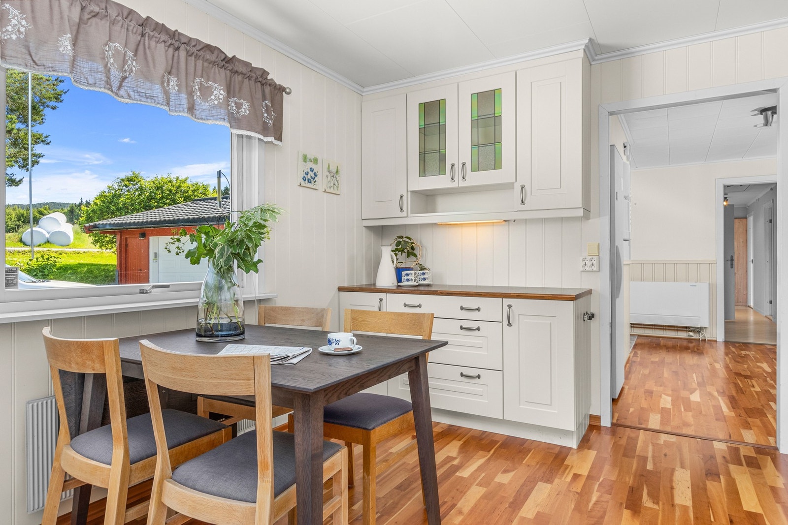 På kjøkkenet har man også plass til et mindre kjøkkenbord. Galleribilde