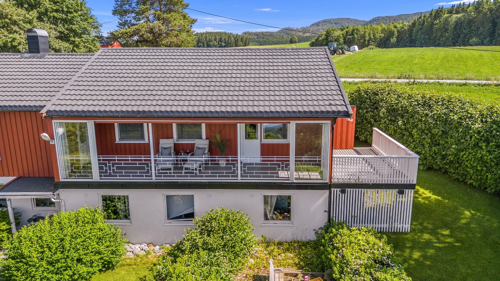 Eiendommen har flere skjermede uteplasser hvor varme sommerdager kan nytes. Galleribilde