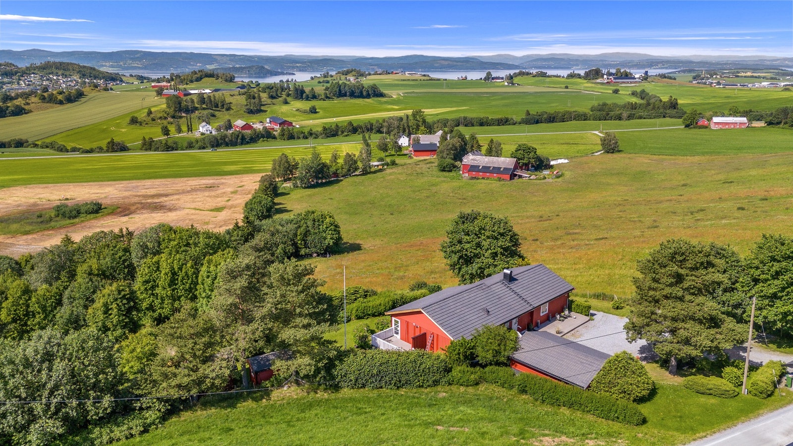 Eiendommen ligger fint og skjermet til, samtidig som det er kort vei til barneskole og sentrum. Galleribilde