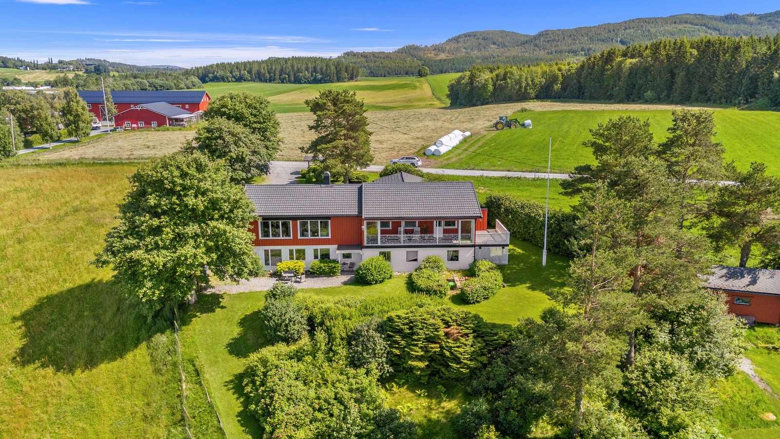 Romslig, skjermet og innholdsrik enebolig med utleiemulighet. Stor tomt på et høydedrag med flott utsikt gode solforhold Galleribilde