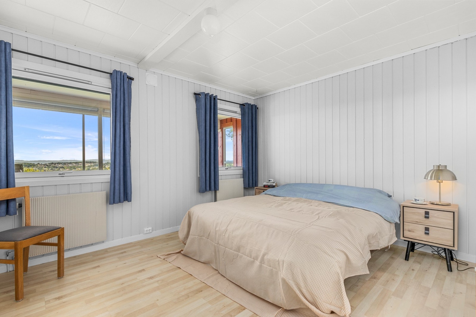 Romslig hovedsoverom med god plass. Dette rommet var opprinnelig to soverom. Galleribilde