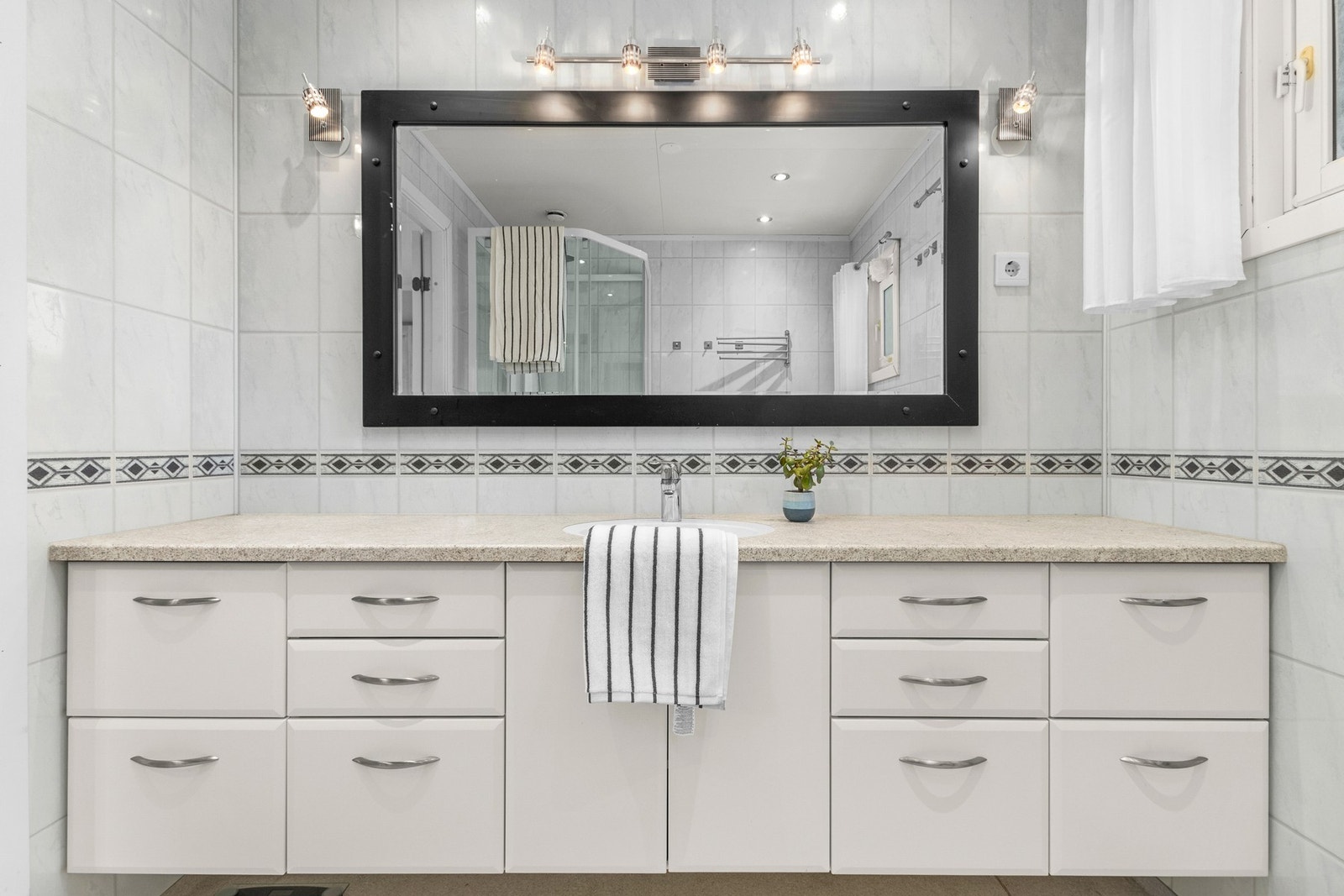 Badet har rikelig med oppbevaring. Galleribilde