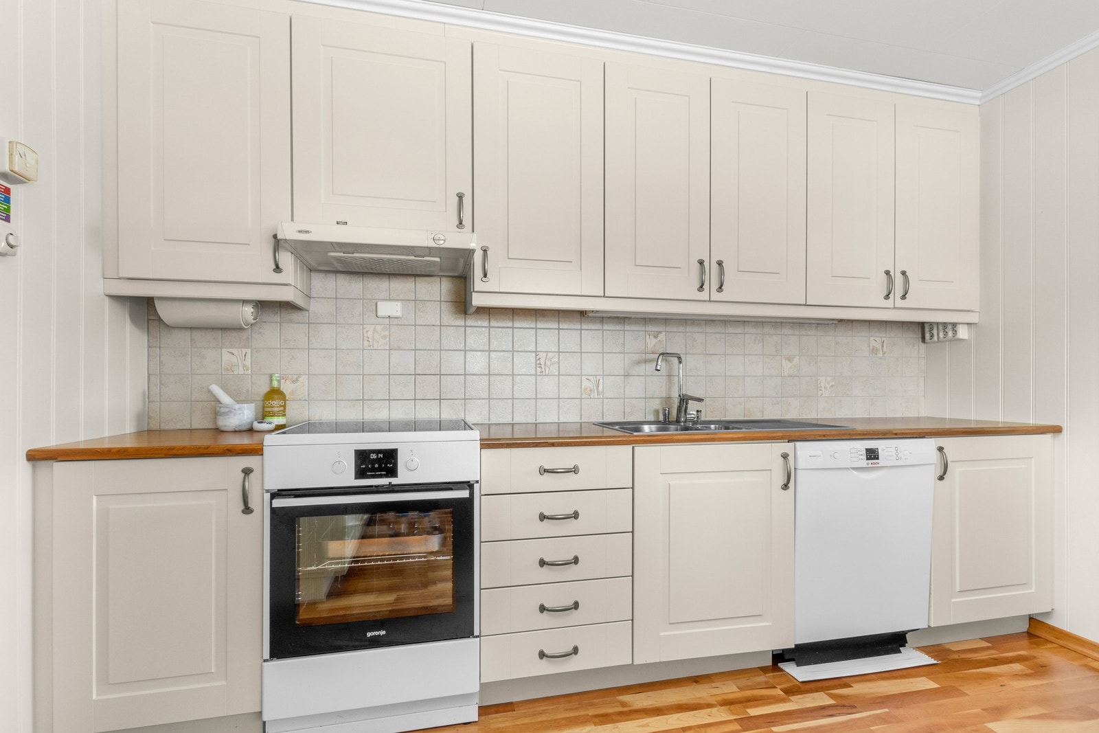 Kjøkkenet har rikelig med benk - og skapplass. Galleribilde