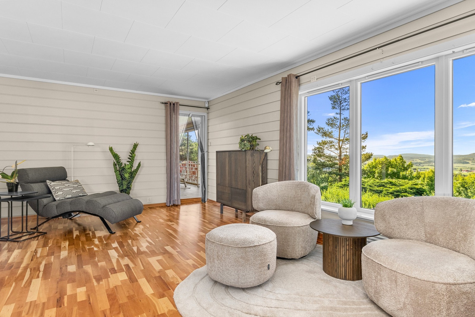 Rommet har god plass til flere forskjellige innredningsmuligheter, alt etter eget ønske. Galleribilde