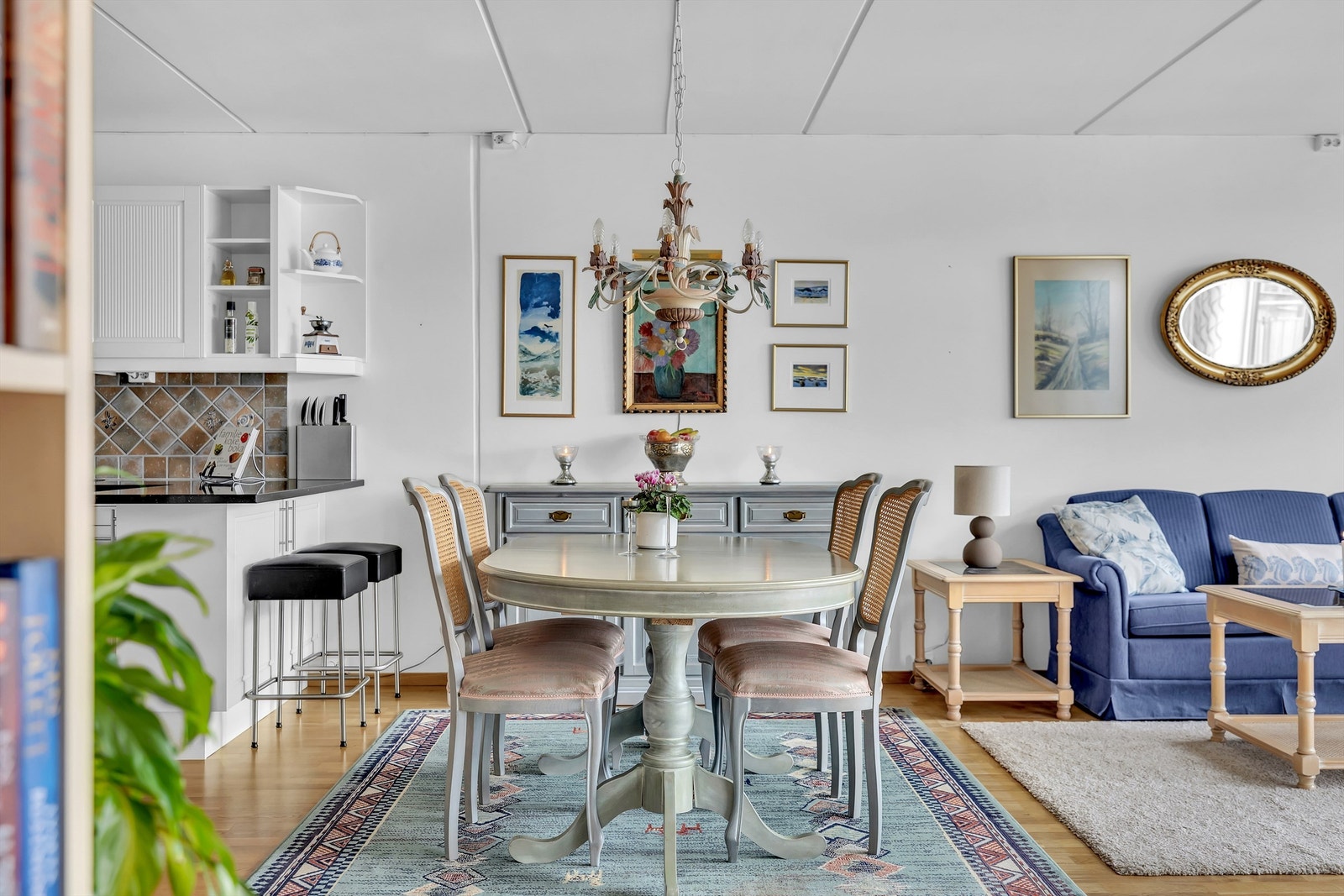 Ved kjøkkenet er det godt med plass til et romslig spisebord med stoler, samt annet ønsket møblement. Galleribilde