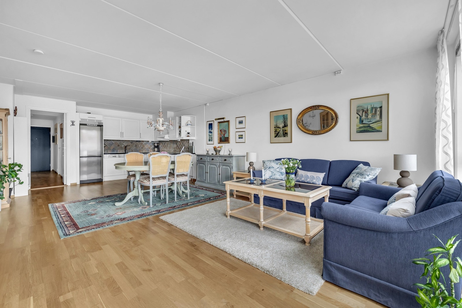 Lys og åpen stue med naturlig lysinnslipp. Galleribilde