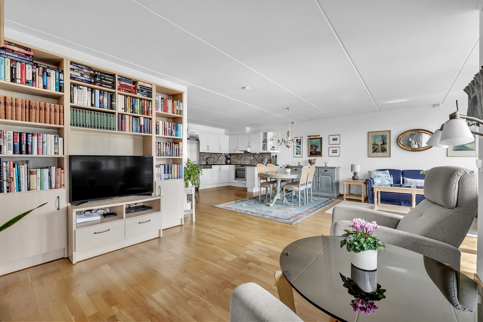 TV-stue, som kan gjøres om til et ekstra soverom eller kontor ved behov. Galleribilde