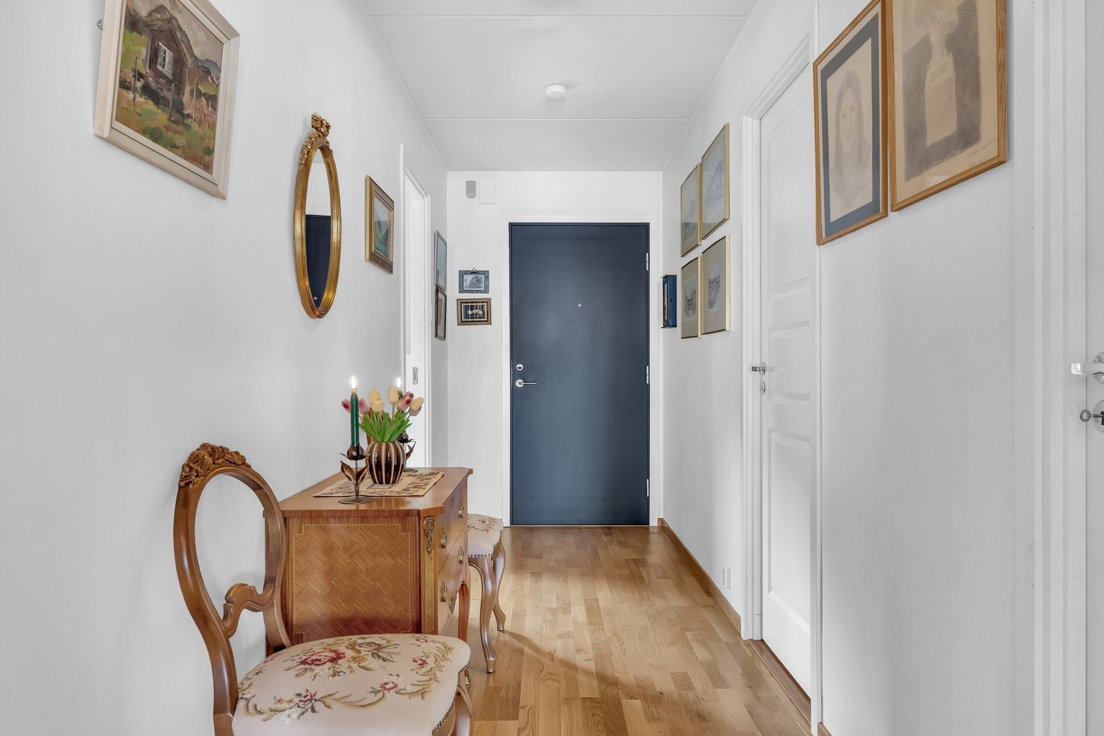 Entréen er romslig med god plass til yttertøy og sko. Galleribilde