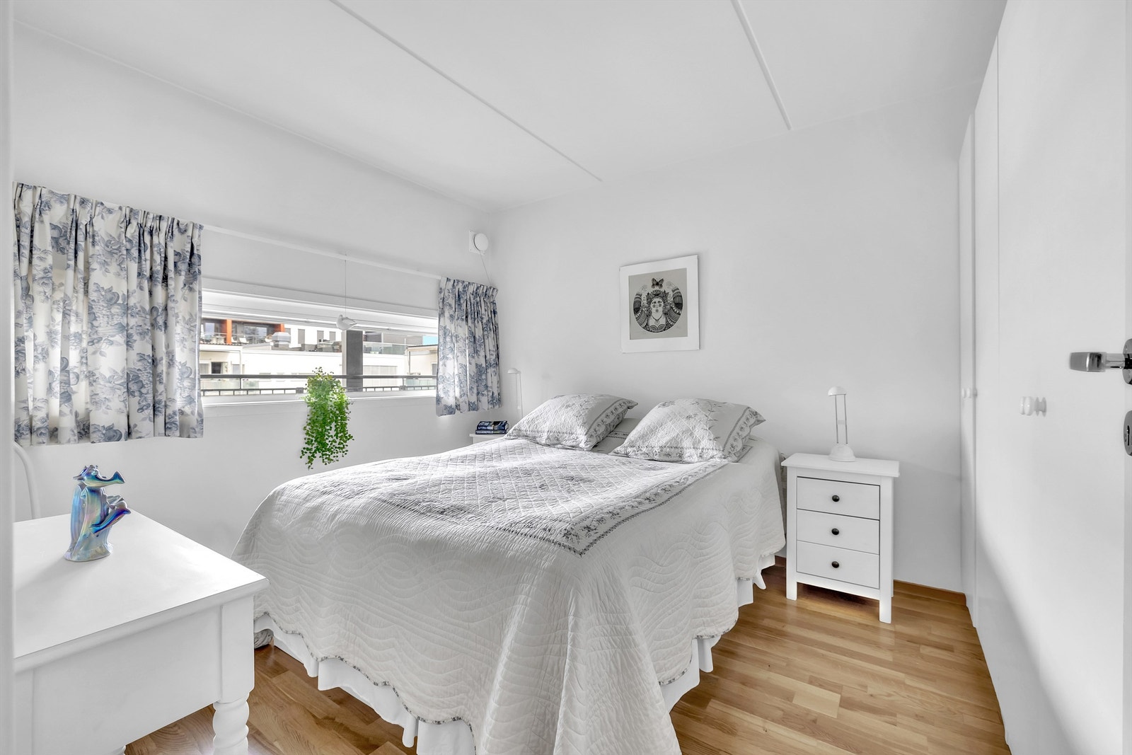 Leiligheten har to soverom. Hovedsoverommet er av god størrelse med plass for både nattbord og dobbeltseng. Galleribilde