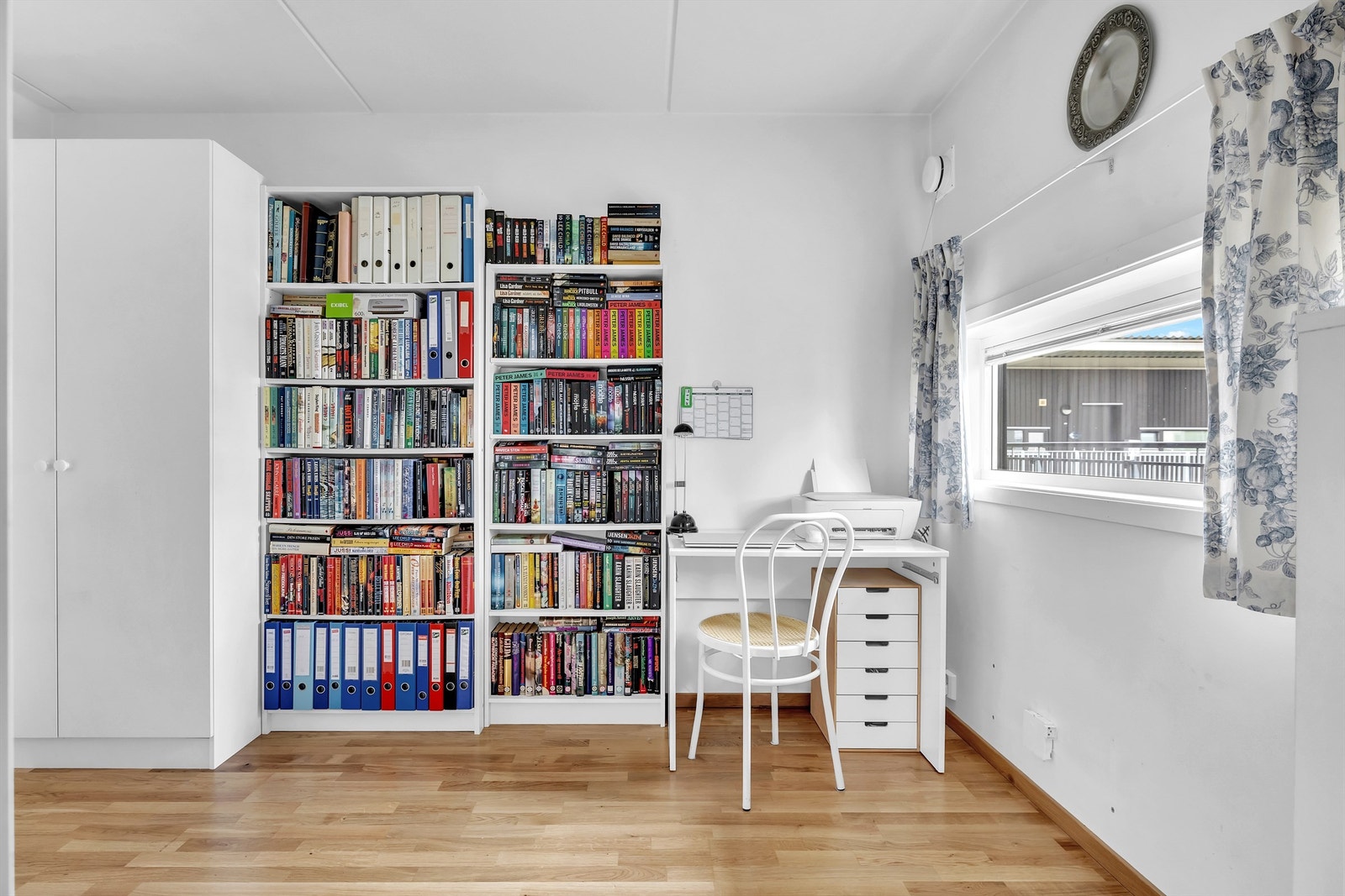 Garderobeskap medfølger. Galleribilde
