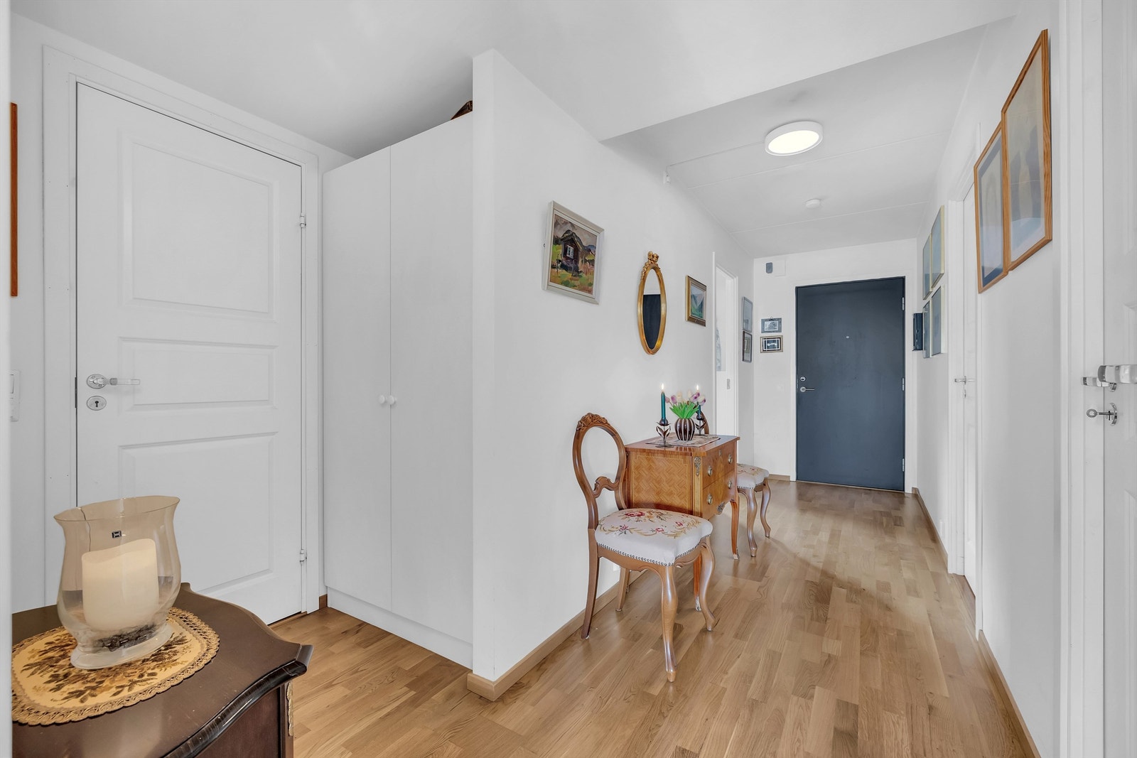 Entréen fungerer som et naturlig bindeledd mellom leilighetens rom og har et praktisk garderobeskap lenger inn. Galleribilde