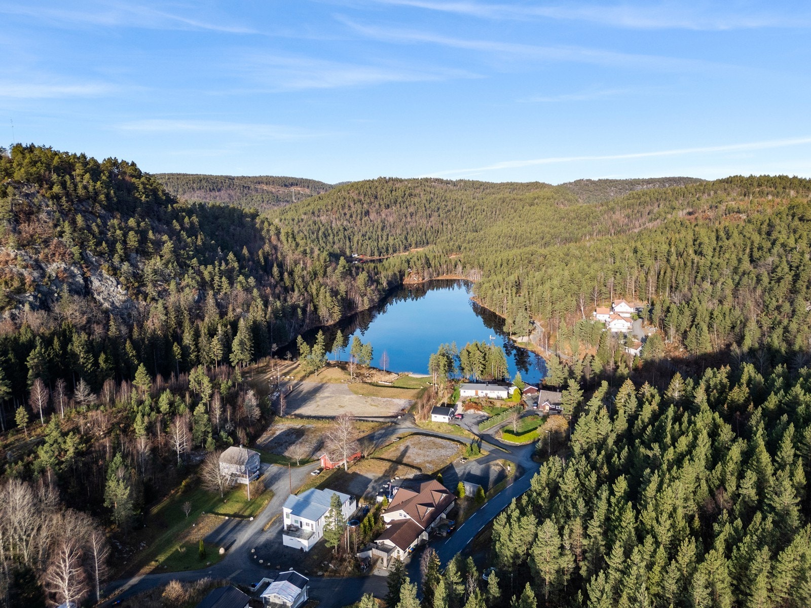 Kleivene 25 ligger i det idylliske området Frolands Verk, kjent for sin vakre natur og rolige omgivelser Galleribilde