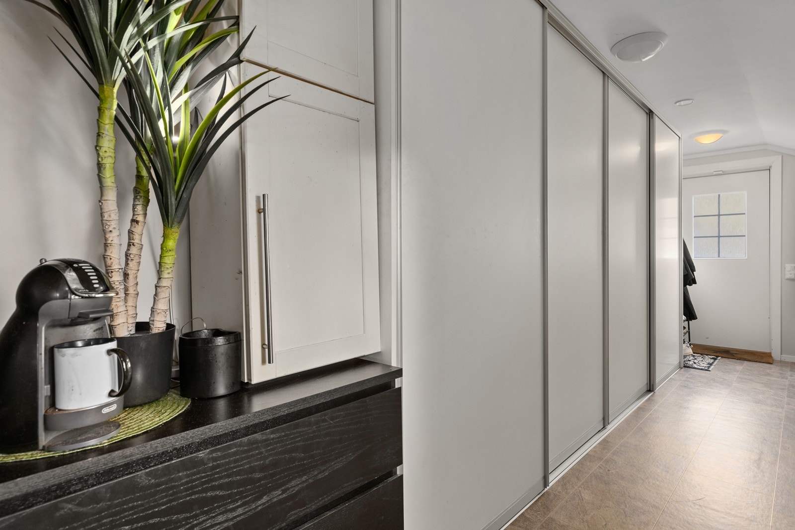 Godt med skapplass i mellomgang Galleribilde