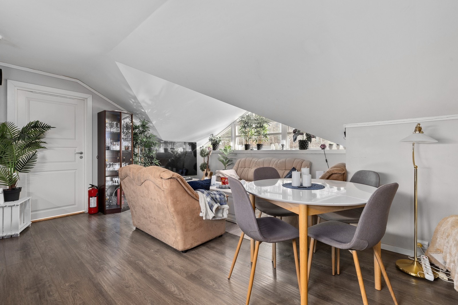 Fin plass til sofa- og spisegruppe Galleribilde