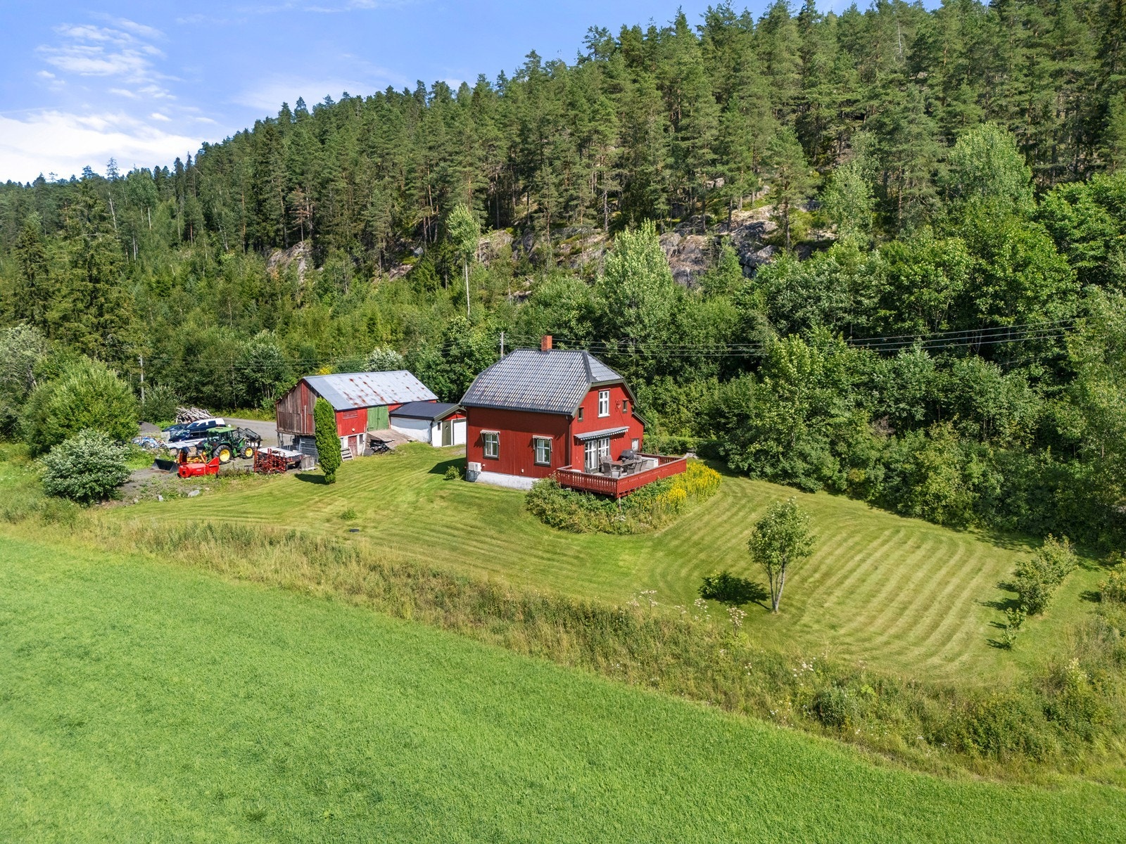 Vakker tomt omgitt av grønne åser og skog, som gir et fredelig og privat miljø. Galleribilde