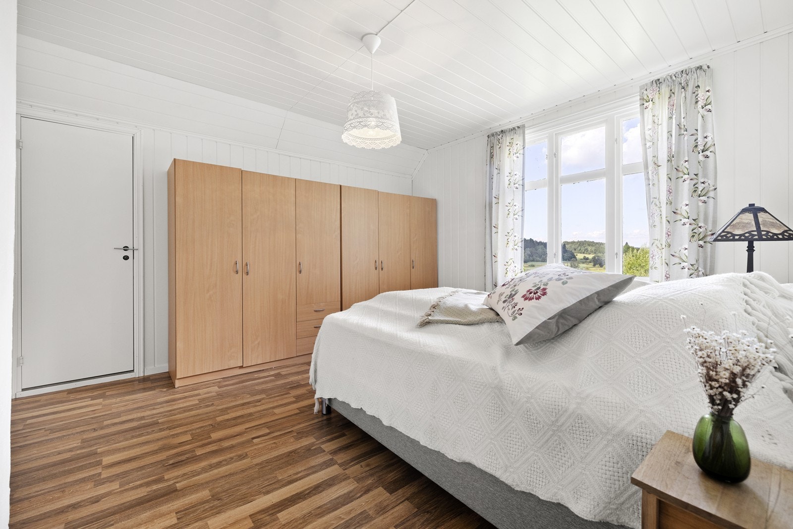 Soverommet gir en lys og rolig atmosfære, ideelt for avslapning og hvile. Galleribilde