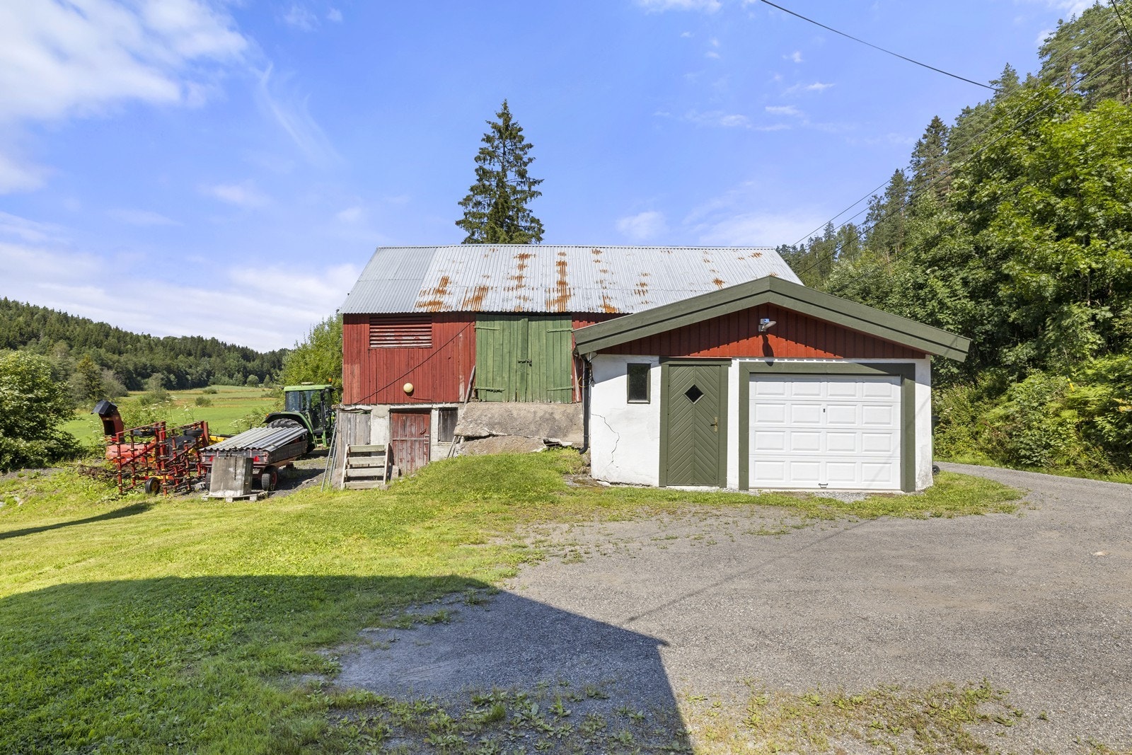 Stor låve fra 1930 med garasje på 103m² - ypperlig for lagring og hobbyprosjekter. Galleribilde
