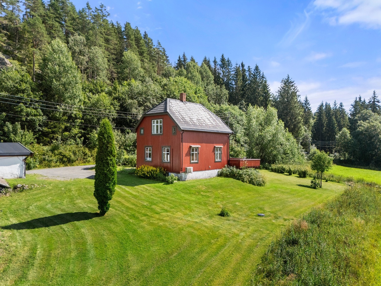 Boligen har flott og lettstelt hage. Galleribilde