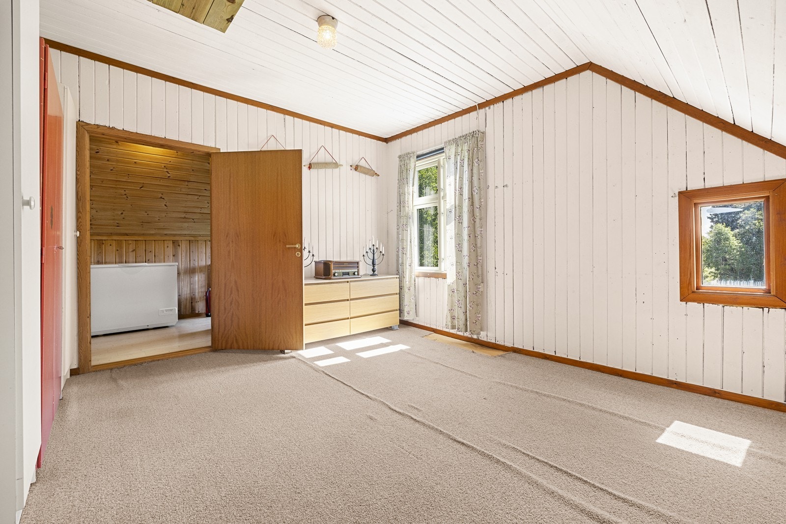 Teppebelagte gulv og flere innredningsmuligheter. Galleribilde