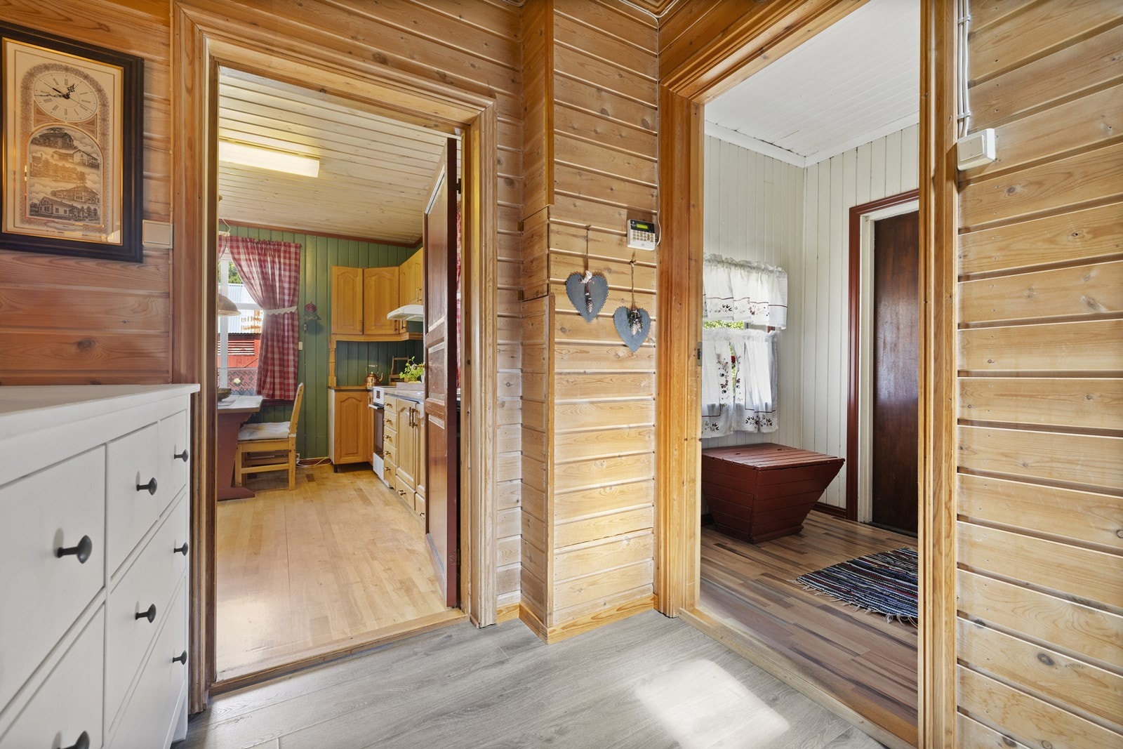 Inngangspartiet gir et innbydende førsteinntrykk og tilgang til husets sentrale rom. Galleribilde